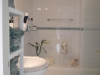 badkamer met bad en douche
